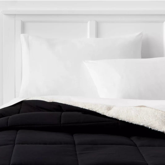 Room Essentials™ Faux Shearling Reversible Comforter – Twin/Twin XL (Black) 🛏️🖤